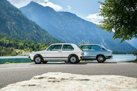 VW Golf GTI vs. BMW 1802 touring – der Golf GTI ist hinten steiler.