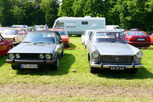 VW Golf I Cabriolet von 1982 und Peugeot 404 Limousine – Bockhorner Oldtimermarkt 2025