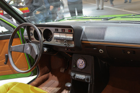VW Golf I Elektro (1976) - Interieur mit Zubehörinstrumenten aus dem Elektrikerbedarf (Techno Classica 2017)