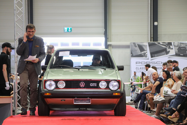 VW Golf I GTI 1600 (1980) - als Lot 21 an der Swiss Classic World Versteigerung der Oldtimer Galerie Toffen in Luzern am 3. Juni 2023