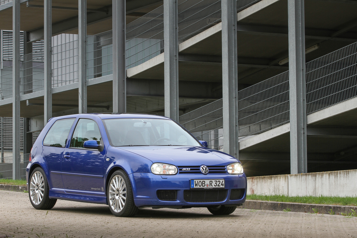 VW Golf IV R32 (2003) - die blaue Farbe steht im sichtlich gut