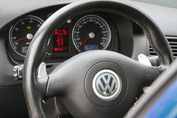 VW Golf IV R32 (2003) - klar gezeichnete Instrumente, ein bisschen Mäusekino dazwischen