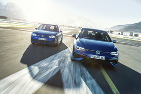 VW Golf IV R32 (2003) - neben einem Golf VIII R (2003)