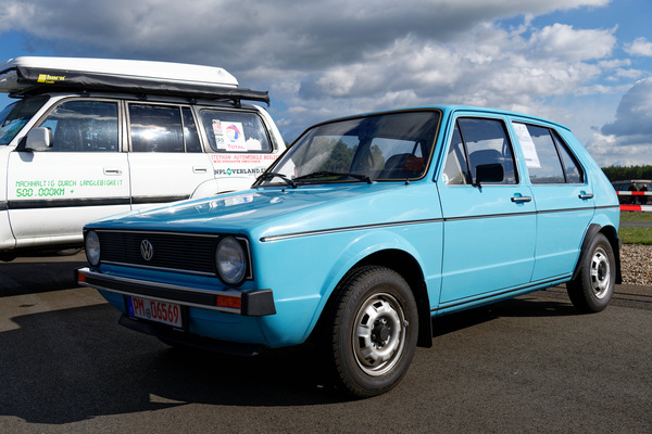 VW Golf L (1978) – auch in der DDR wurde Golf gefahren. Entweder dank West-Kontakten und West-Geld über den Genex-Katalog oder, wie vermutlich dieser hier, aus dem Kompensationsgeschäft von 1977 mit 10'000 Golf gegen Werkzeugmaschinen u. a. – Oldtimer-Show Berlin 2022