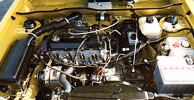 VW Golf LS (1974) - der quer eingebaute Vierzylinder-Motor ist ein Musterbeispiel an Zugänglichkeit und Wartbarkeit VW Golf LS (1974) - der quer eingebaute Vierzylinder-Motor ist ein Musterbeispiel an Zugänglichkeit und Wartbarkeit