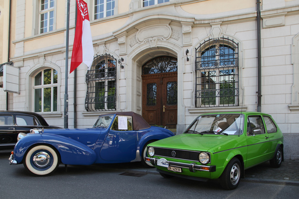 VW Golf LS (1975) - neben einem Triumph - Oldtimer in Obwalden (O-iO) 2019