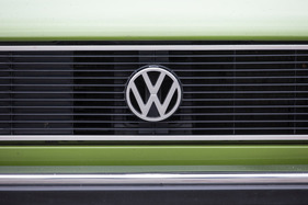 VW Golf LS (1976) - VW-Zeichen schön eingemittet