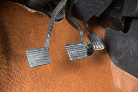 VW Golf LS (1976) - hängende und massiv konstruierte Pedale