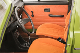 VW Golf LS (1976) - orange-braunes Interieur mit Stoffverkleidungen
