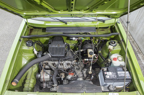 VW Golf LS (1976) - quer und geneigt eingebauter 1,6-Liter-Vierzylindermotor mit darangeflanschtem Getriebe