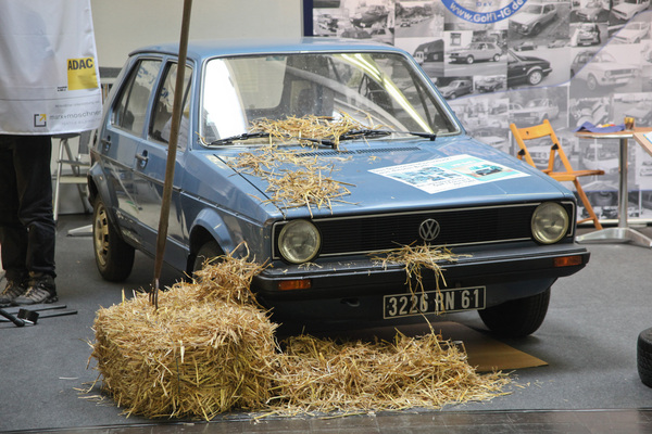 Bild: VW Golf im Stroh und trotzdem kein Scheunenfund im engeren Sinne - Techno Classica 2015