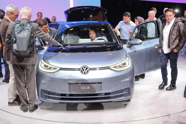 VW ID.3 (2019) - viel Interesse für den neuen Volkswagen - IAA in Frankfurt 2019