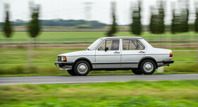 VW Jetta GLI (1980) – Dank dem GTI-Motor geht's zügig vorwärts.