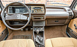 VW Jetta GLI (1980) – Warme Brauntöne prägen das Cockpit.