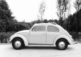 VW Käfer (1960) - bis August 1960 zeigten die Käfer Richtungsänderungen mit Winkern (hinter dem Türpfosten) an