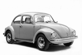 VW Käfer (1975) - das Modell 1200 L hatte ab August 1975 verchromte Stossfänger und verchromte Radkappen