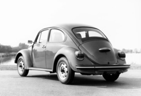 VW Käfer (1975) - die schwarz lackierten Stossfänger kennzeichneten das 1200-er-Modell