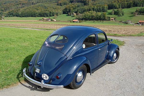 Der VW Käfer von 1950 wurde an der Versteigerung der Oldtimer Galerie Toffen vom 1. Dezember 2012 für CHF 34'000 (vor Aufgeld) zugeschlagen