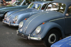 VW Käfer 1200 (1958) - neben dem etwas flacheren Porsche-Bruder - 40. Oldtimer-Meeting Baden-Baden 2016