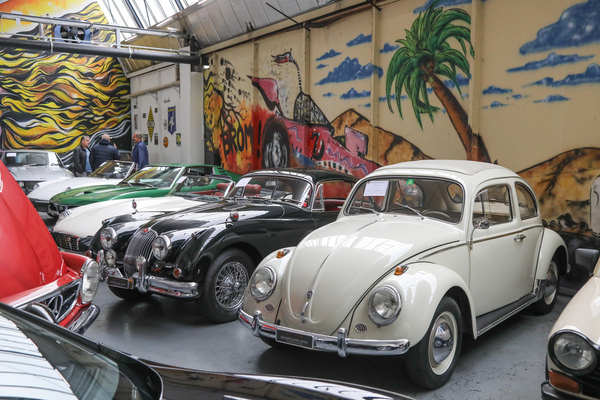 VW Käfer 1200 de Luxe (1961) - viel Interesse am Käfer - als Lot 56 an der Oldtimer Galerie Toffen Versteigerung “Klassische Automobile & Motorräder” Oktober 2024