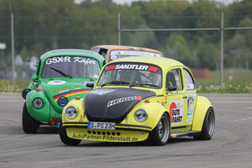 VW Käfer 1303 (1974) - Vintage Demo Racing hinter den Hallen - Klassikwelt Bodensee 2023 (1974)