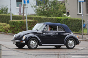 VW Käfer 1303 Cabriolet (1975) - im Anflug - Albisgütli Classics - Cars & Bikes August 2021