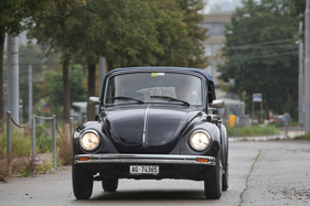 VW Käfer 1303 Cabriolet (1975) - mit geschlossenem Dach wegen der feuchten Witterung - Albisgütli Classics - Cars & Bikes August 2021 (1975)