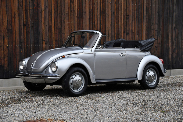 VW Käfer 1303 Cabriolet (1979) - als Lot 112 an der Versteigerung der Oldtimer Galerie in Gstaad am 29. Dezember 2022