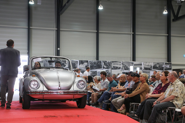 VW Käfer 1303 Cabriolet (1979) - als Lot 36 an der Swiss Classic World Versteigerung der Oldtimer Galerie Toffen in Luzern am 3. Juni 2023