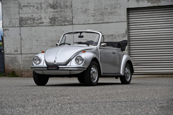 VW Käfer 1303 Cabriolet (1979) - als Lot 36 angeboten an der Swiss Classic World Versteigerung der Oldtimer Galerie Toffen in Luzern am 3. Juni 2023