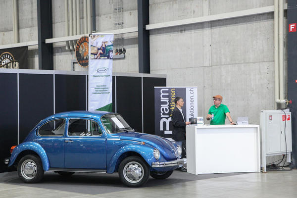 VW Käfer 1303 auf dem Stand von Hu3raum-Auktionen und Carepo - Swiss Classic World Luzern 2021