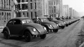 VW Käfer (1945) - Am 22. August 1945 kam von den Briten den Auftrag, 20.000 Autos für die Britische Militärverwaltung zu fertigen