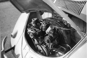 VW Käfer (1948) - Blick auf den Motor, allerdings hier mit zugeschaltetem Kompressor (unbekannter Bauart) versehen