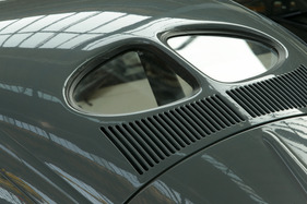 VW Käfer (1949) - im Verkehrszentrum des Deutschen Museums  - das berühmte Brezel-Fenster