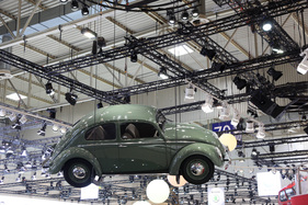 VW Käfer (1950) - Bretzelkäfer schwebt fast schwerelos an der Decke - Techno Classica 2015