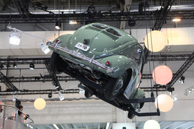 VW Käfer (1950) - schwebend an der Decke über dem Autostadt-Stand - Techno Classica 2015
