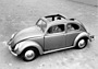 VW Käfer (1951) - die "Grossfamilie" mit offenem Dach unterwegs (© Archiv Automobil Revue) VW Käfer (1951) - die "Grossfamilie" mit offenem Dach unterwegs (© Archiv Automobil Revue)