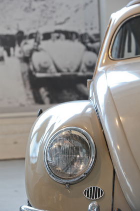VW Käfer (1952) - der Volkswagen tat auch im Winter immer seine Pflicht - Ausstellung "Gotthard" im Pantheon 2016