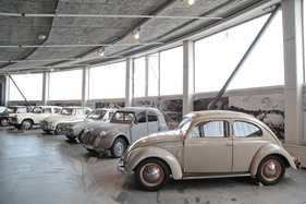 VW Käfer (1952) - ihn sah man auch noch mit vielen moderneren Autos zusammen am Gotthard - Ausstellung "Gotthard" im Pantheon 2016