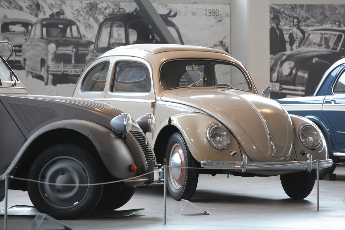 VW Käfer (1952) - noch mit Bretzelfenster - Ausstellung "Gotthard" im Pantheon 2016