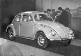 VW Käfer (1953) - erstmals in der Schweiz mit Synchrongetriebe und weiteren Verbesserungen gezeigt - am Automobilsalon in Genf 1953