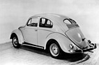 VW Käfer (1953) - mit der berühmten zweigeteilten Heckscheibe