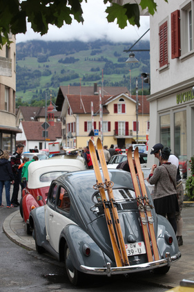 VW Käfer (1953) - mit historischer Skiausrüstung - O-iO 2016