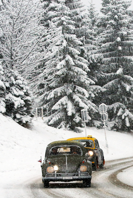 VW Käfer (1954) - auf Schnee am Winter-RAID 2015