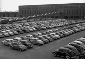 VW Käfer (1956) - fertig produzierte Käfer warten auf ihre Kunden
