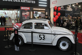 VW Käfer (1963) - mit Faltschiebedach und als "Herbie" aufgemacht - Rétromobile Paris 2020