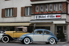 VW Käfer (1963) - nur die Digitaluhr verrät die Neuzeit, der Vorkriegsoldtimer hinter dem VW sicherlich nicht - O-iO 2016 VW Käfer (1963) - nur die Digitaluhr verrät die Neuzeit, der Vorkriegsoldtimer hinter dem VW sicherlich nicht - O-iO 2016