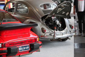 VW Käfer (1966) - zweimal Leistungssteigerung, links beim 911 mit Turbo, rechts beim Käfer mit Judson-Kompressor - Motorworld Classics Bodensee 2019