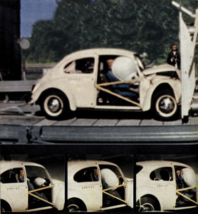 VW Käfer (1970) - beim Test eines frühen Airbags bei Volkswagen