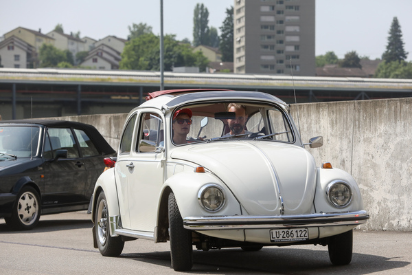 VW Käfer (1970) - kehrt von einer Fahrt der Aktion "Young4Vintage" zurück - Old Wheels Biel-Bienne 2025